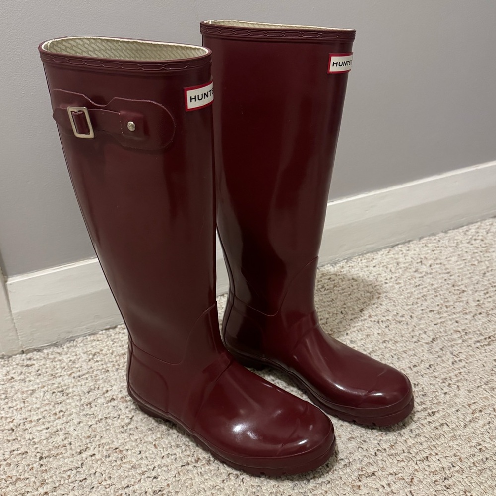 Hunter Burgundy Rubber Rain Boots ***Free Boot Socks***, Size 8